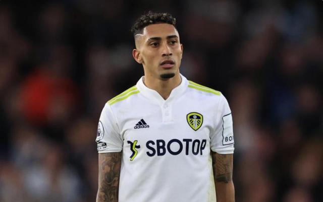 前锋关键时刻进球锁定胜利